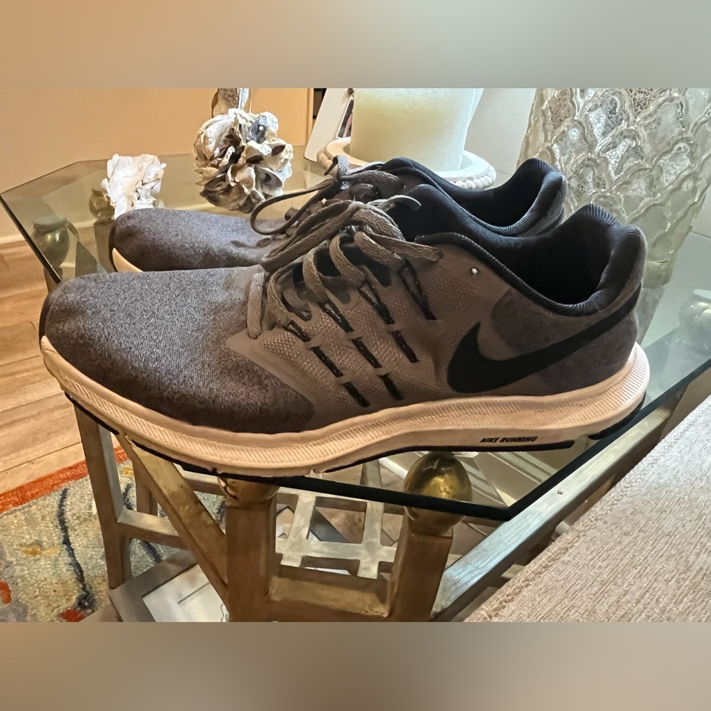 Gray Men’s Nike Runswift Sneaker Shoe 11.5